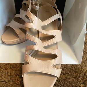 Women’s sandals 7 wide. Worn 2 times